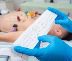 EKG-elektrokardiogram – na czym polega? Wskazania, jak się przygotować do badania pracy serca?