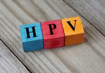 Napis HPV ułozony z kolorowych klocków 