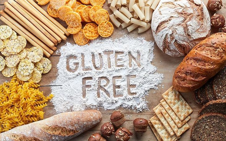 Pieczywo, makaron, chrupki i napis w środku "gluten free"