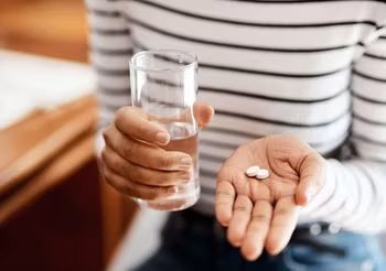 Osoby przyjmujące metforminę nie powinny pić alkoholu na czczo ani w dużych ilościach. 