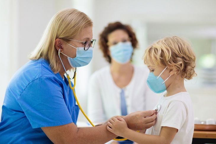 Antybiotyki przy COVID-19 wprowadza się dopiero, gdy dojdzie do nadkażenia bakteryjnego.