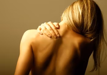 Na ból karku czy pleców warto zastosować plastry przeciwbólowe