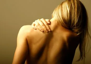 Na ból karku czy pleców warto zastosować plastry przeciwbólowe