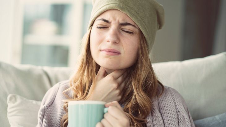Angina zaczyna się zwykle od silnego bólu gardła, który wzrasta podczas połykania.