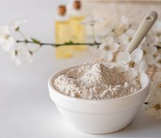 Bentonite (bentonit) – działanie, właściwości i zastosowanie w kosmetykach