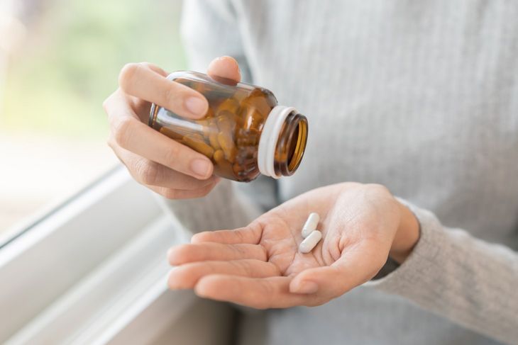 Chociaż stosowanie biotyny w dużych lub bardzo dużych dawkach ma bardzo małe skutki uboczne, to jej wysoki poziom fałszuje wyniki wielu badań diagnostycznych.