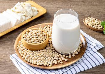 Alergia na soję wymaga wykluczenia z diety soi, tofu, mleka sojowego. 