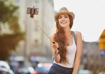 Użycie kijka do selfie zwiększa odległość od lampy błyskowej smartfonu, której światło pogarsza stan skóry.