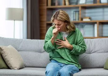 Suchy i duszący kaszel pojawia się m. in. podczas infekcji / Fot. Adobe Stock