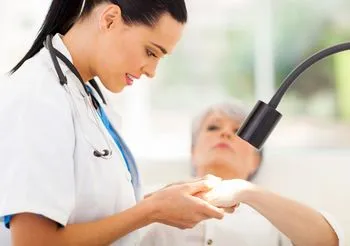 Stan zapalny skóry może być wywołany przez wiele czynników, dlatego niepokojące zmiany najlepiej pokazać lekarzowi. 