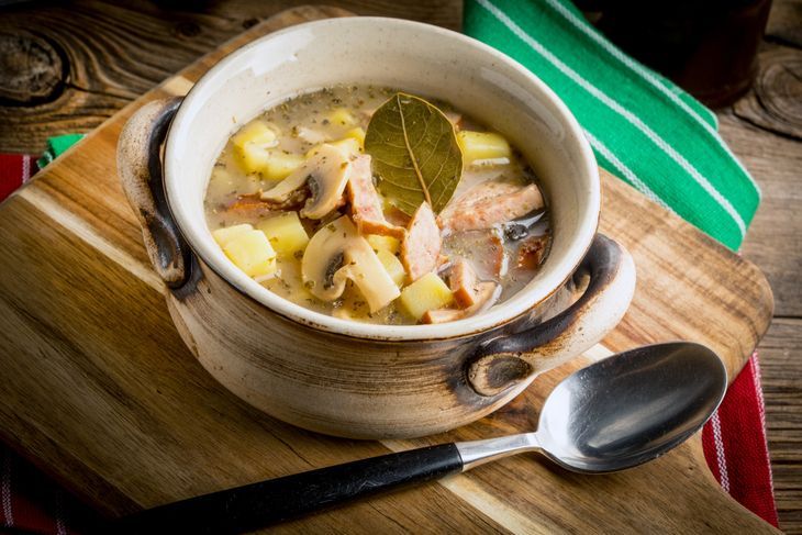 Żurek z grzybami i liściem laurowym. Fot. Adobe Stock. Żurek z grzybami i liściem laurowym. Fot. Adobe Stock.