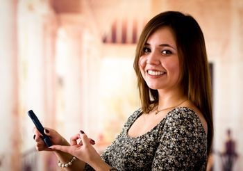 dziewczyna mierzy sobie poziom cukru