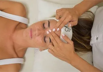 W kosmetykach do twarzy hydrated silica pochłania nadmiar sebum, ogranicza błyszczenie się skóry.