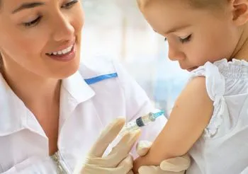 Pediatra szczepi dziecko