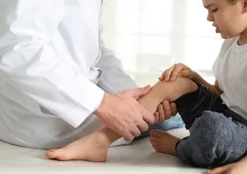 Bóle wzrostowe u dzieci objawiają się bólem w nogach zwykle w nocy.