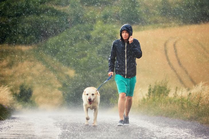 Meteopatia objawia się złym samopoczuciem w reakcji na zmianę pogody.