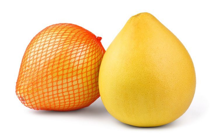 Pomelo w Polsce jest sprzedawane w siatce, żeby łatwiej było przenieść owoc. Fot. 