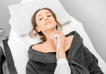 Młoda kobieta podczas badania USG tarczycy