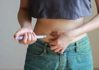 Kobieta podaje sobie insulinę