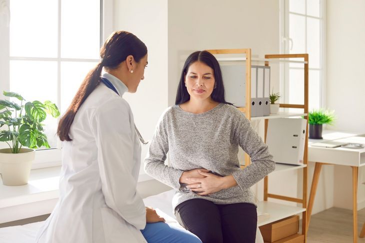 Objawem dolegliwości żołądkowych w menopauzie może być na przykład wzdęty brzuch. Leczenie warto zawsze skonsultować z lekarzem.