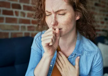 Zapalenie krtani może mieć różne objawy, najbardziej charakterystyczne to duszność wdechowa, napadowy szczekliwy kaszel, świst krtaniowy, ból gardła. Fot. Adobe Stock.