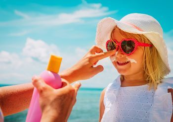 Krem z filtrem SPF 50 do twarzy chroni także skórę dziecka.