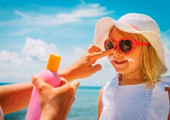 Krem z filtrem SPF 50 do twarzy chroni także skórę dziecka.