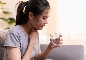 Ból gardła przy przełykaniu.