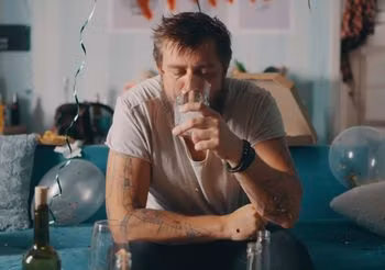 Klin nie jest sposobem na zatrucie alkoholem. Ważne, aby następnego dnia odpoczywać, nawodnić się, a alkoholu więcej nie pić.