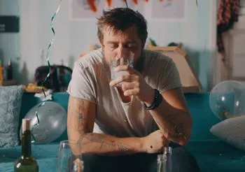 Klin nie jest sposobem na zatrucie alkoholem. Ważne, aby następnego dnia odpoczywać, nawodnić się, a alkoholu więcej nie pić.