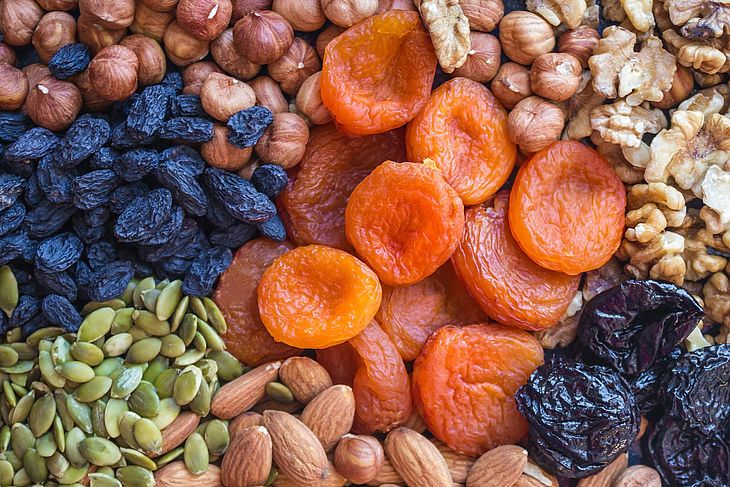Korzystne działanie mają nienasycone kwasy tłuszczowe omega-3 i omega-6, stabilizujące poziom hormonów (m.in. zwiększają stężenie progesteronu), regulujących cykl menstruacyjny i działających korzystnie na proces zapłodnienia. Ich bogatym źródłem są zwłaszcza ryby morskie (łosoś, makrela, sardynka), ale także orzechy włoskie, migdały, pestki dyni, olej rzepakowy i lniany