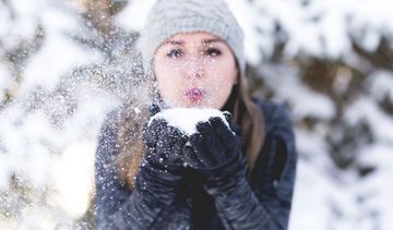 Pękająca i sucha skóra zimą: jak dbać o cerę?