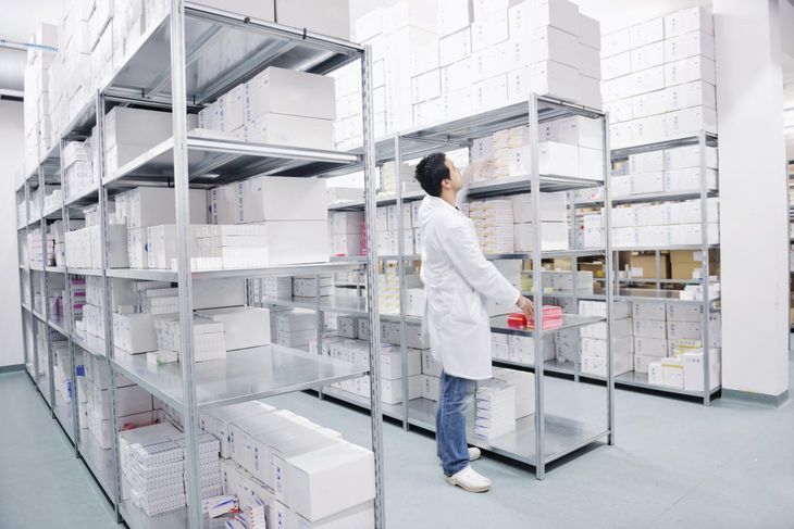 Problem z dostępem do leków nie jest nowy, ale w ostatnim czasie lista brakujących produktów leczniczych uległa wydłużeniu. Farmaceuta w aptece ma jednak kilka możliwości pomocy pacjentowi. Fot. Adobe Stock.