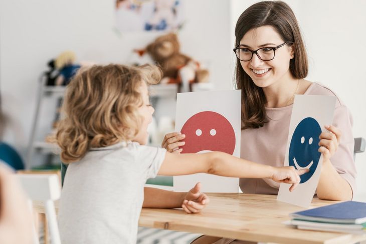 ADHD u dzieci diagnozuje się m.in. poprzez spotkania z psychologiem.