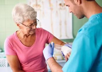 Zakażenie rany zwykle wymaga pomocy medycznej.