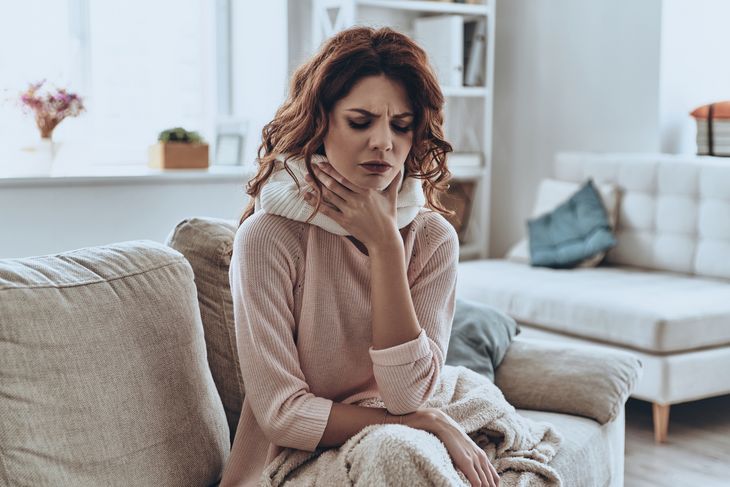 W przypadku utrzymywania się jej powyżej dwóch tygodni lub jednoczesnego występowania chrypki wraz z wysoką gorączką, silnym kaszlem, bólami uszu lub trudnościami w przełykaniu należy bezzwłocznie zasięgnąć porady lekarza specjalisty – laryngologa.