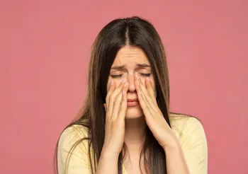 Suchości w nosie towarzyszy wiele nieprzyjemnych objawów, jak: drapanie i swędzenie w nosie, niekiedy ból, uczucie zatkania nosa, trudności w oddychaniu, czasem krwawienie, ból głowy i złe samopoczucie.