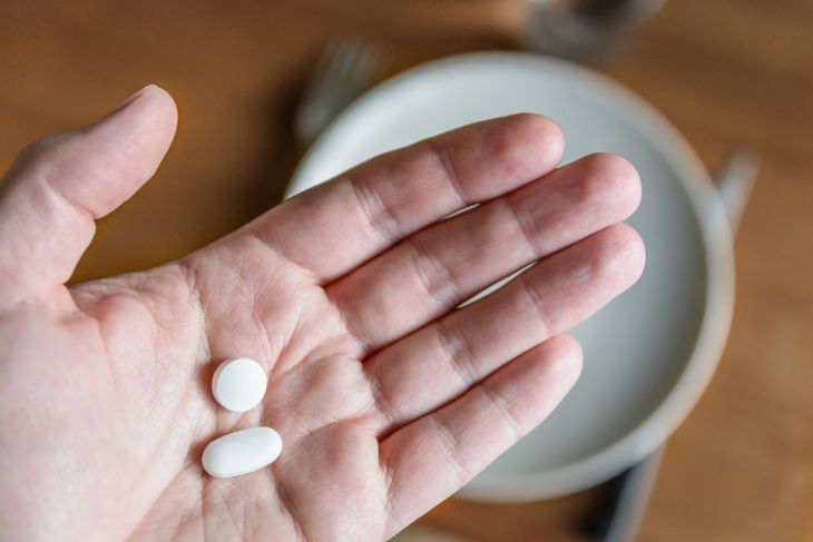 Ibuprofen a paracetamol - czy te popularne leki przeciwbólowe można łączyć? Czym się różnią?