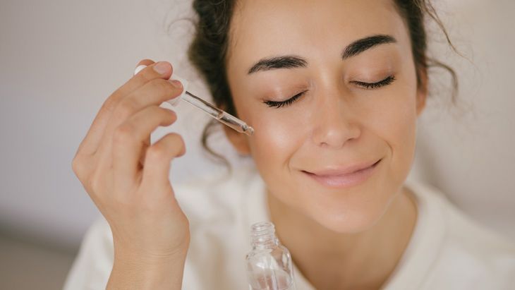 W kosmetykach niacynamid jest składnikiem serów, kremów czy toników. Fot. Adobe Stock.