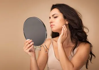 Chociaż trądzik grudkowy kojarzy się głównie z wiekiem dojrzewania, często występuje u kobiet po 30. i 40. roku życia. 