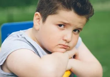 otyłe dziecko na placu zabaw