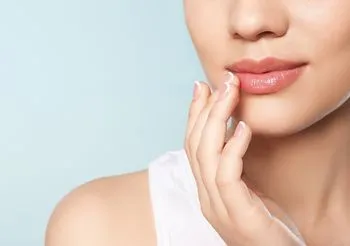 Pękające kąciki ust, czyli potocznie zajady, mogą pojawić się na skutek niewłaściwego odżywiania / Fot. Adobe Stock