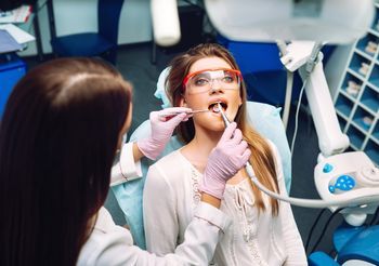 Piaskowanie zębów to jeden z zabiegów czyszczenia zębów u dentysty.