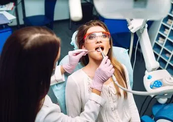 Piaskowanie zębów to jeden z zabiegów czyszczenia zębów u dentysty.