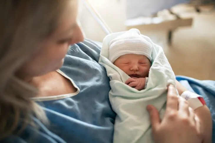 W 38. tygodniu ciąży dziecko waży powyżej 3 kilogramów. Może już nastąpić poród – mama powinna być przygotowana do wyjazdu do szpitala.