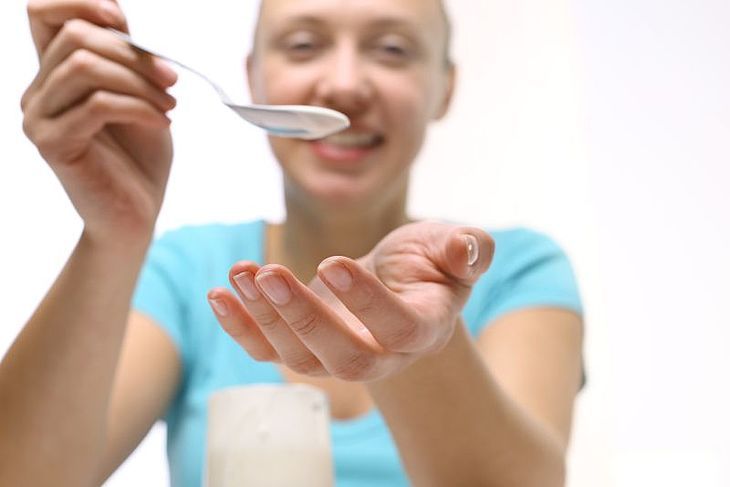 Kobieta je jogurt