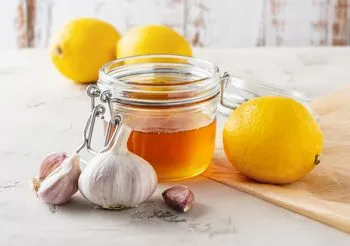 Syrop z czosnku można przygotować z dodatkiem soku z cytryn i miodu, by był zdrowszy i smaczniejszy.