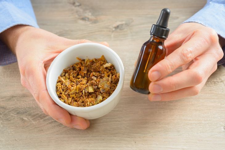 Propolis, inaczej kit pszczeli, ma liczne właściwości prozdrowotne / Fot. Adobe Stock