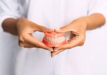 O protezy zębowe należy dbać / Fot. Adobe Stock