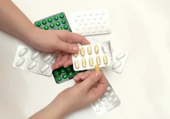 Produkty lecznicze zawierające w swoim składzie pseudoefedrynę stosuje się w przebiegu grypy, przeziębienia, jeżeli tym jednostkom chorobowym towarzyszy katar i zatkany nos. Kolejnymi wskazaniami do stosowania są nieżyt nosa oraz terapia wspomagająca w alergicznym zapaleniu błony śluzowej nosa. 